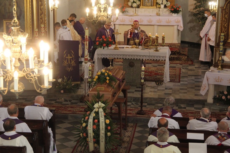 Wola Rogowska. Pogrzeb śp. ks. Teodora Szarwarka