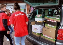 Caritas Polska pomaga osobom niedożywionym we współpracy ze sklepami i producentami żywności.