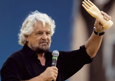 Beppe Grillo, najpopularniejszy w latach 90. włoski komik, założył Ruch Pięciu Gwiazd, który osiągnął nieoczekiwanie doskonały wynik w wyborach.