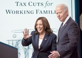 Prezydent Joe Biden i wiceprezydent Kamala Harris zapowiedzieli comiesięczne wsparcie finansowe dla rodzin z dziećmi. Pomoc pieniężną otrzyma około 60 mln amerykańskich dzieci.