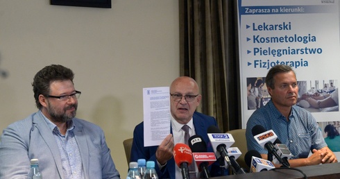 Dokument Polskiej Komisji Akredytacyjnej pokazuje prof. Sławomir Bukowski. Z lewej prof. Leszek Markuszewski.
