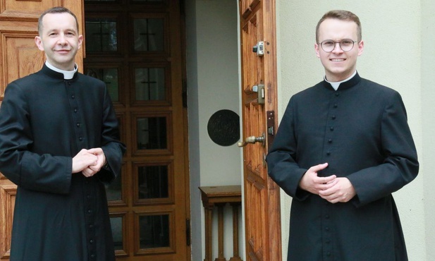Ks. Waldemar i ks. Michał zapraszają do kościoła w  Dąbrowicy.