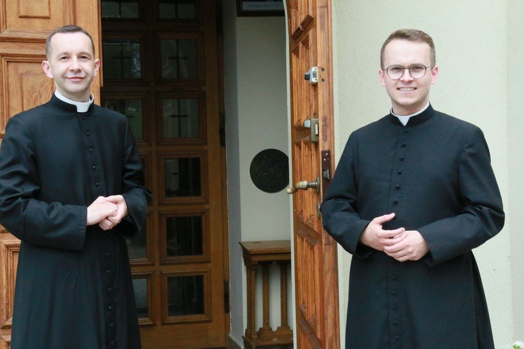 Ks. Waldemar i ks. Michał zapraszają do kościoła w  Dąbrowicy.