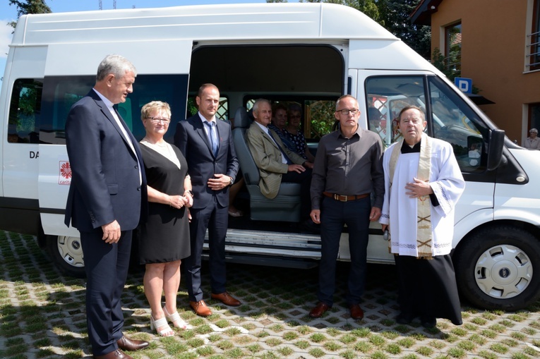Gorzów Śląski. Poświęcenie busa dla seniorów
