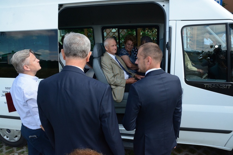 Gorzów Śląski. Poświęcenie busa dla seniorów