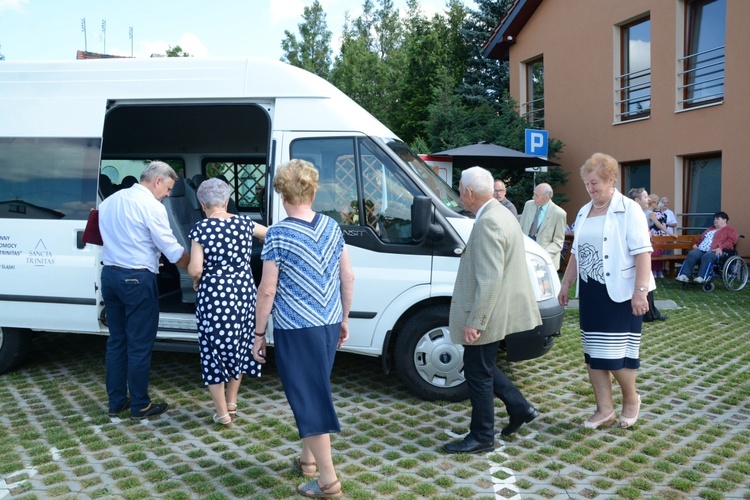 Gorzów Śląski. Poświęcenie busa dla seniorów