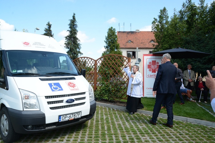 Gorzów Śląski. Poświęcenie busa dla seniorów