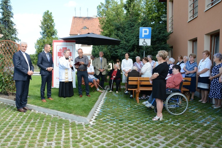 Gorzów Śląski. Poświęcenie busa dla seniorów