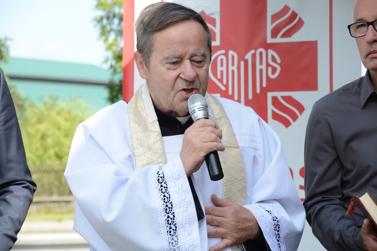 Gorzów Śląski. Poświęcenie busa dla seniorów