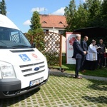 Gorzów Śląski. Poświęcenie busa dla seniorów