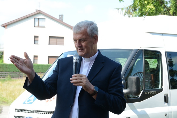 Gorzów Śląski. Poświęcenie busa dla seniorów