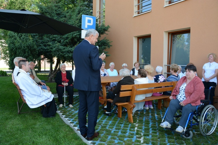 Gorzów Śląski. Poświęcenie busa dla seniorów