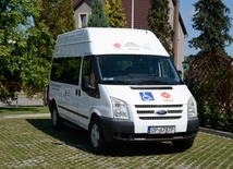 Gorzów Śląski. Poświęcenie busa dla seniorów