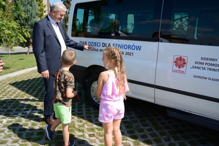 Gorzów Śląski. Poświęcenie busa dla seniorów