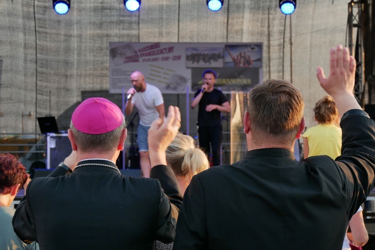 Zwieńczeniem festynu były koncerty zespołów: Wyrwani z niewoli i niemaGOtu. W wydarzeniu uczestniczył abp Wojda. 