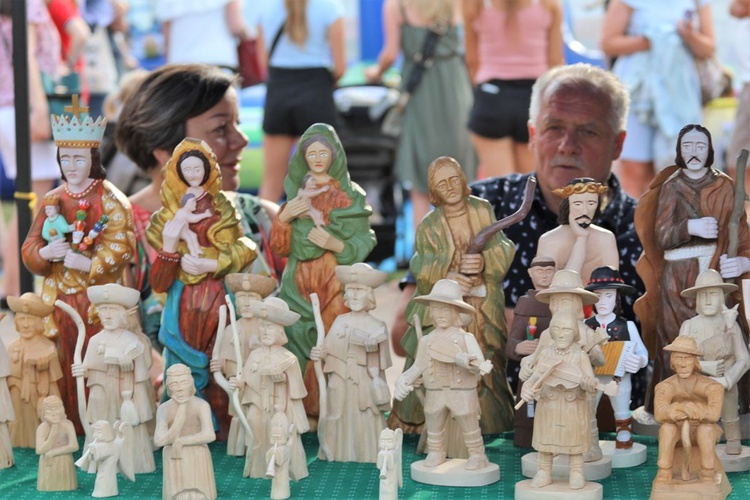 Rzeźby św. Jakuba i obrazy prezentowali podczas Święta artyści: Zdzisław Kozłowski i Urszula Klimek.