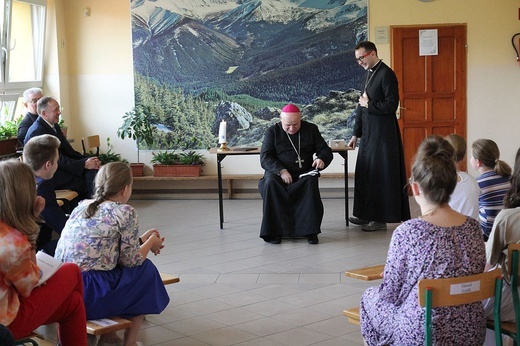 W Zagórniku oazowicze spotkali się z biskupem Piotrem Gregerem 