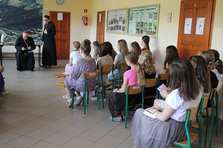 W Zagórniku oazowicze spotkali się z biskupem Piotrem Gregerem 