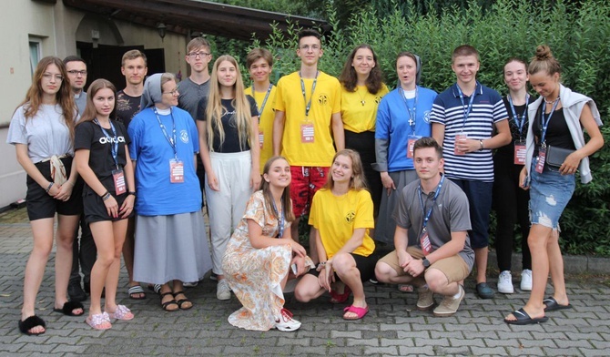 Cześć ekipy przeżywającej wakacyjny obóz "papieskich" stypendystów w bielskim Lipniku.