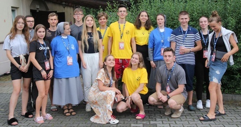 Cześć ekipy przeżywającej wakacyjny obóz "papieskich" stypendystów w bielskim Lipniku.