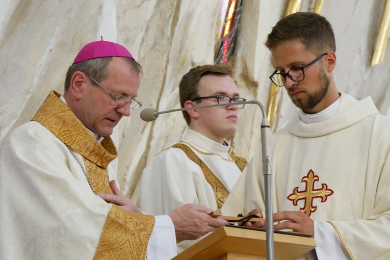 Abp Tadeusz Wojda wręczył krzyż misyjny ks. Wiesławowi Mielewczykowi.