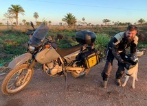Ks. Fajt odwiedza na motorze wioski należące do jego misji.