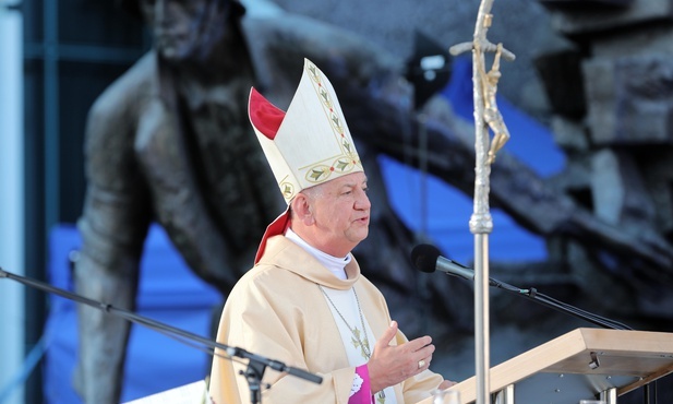 Abp Guzdek: mieszkańcy walczącej Warszawy pozostali wierni prawu miłości 