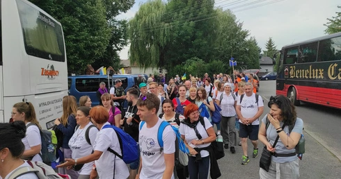 Grupy z pokutą w tle