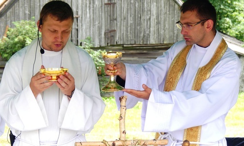 O. Maksymin Konik OFM (z lewej) i ks. Adam Wandzel przy ołatrzu na Potrójnej.