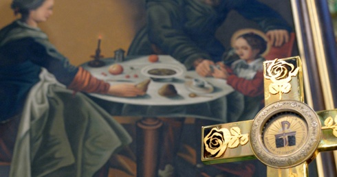 Peregrynacji towarzyszą kopie obrazu Matki Bożej Świętorodzinnej ze Studzianny oraz relikwie św. Joanny Beretty-Molli i świętych Zelii i Ludwika Martin.