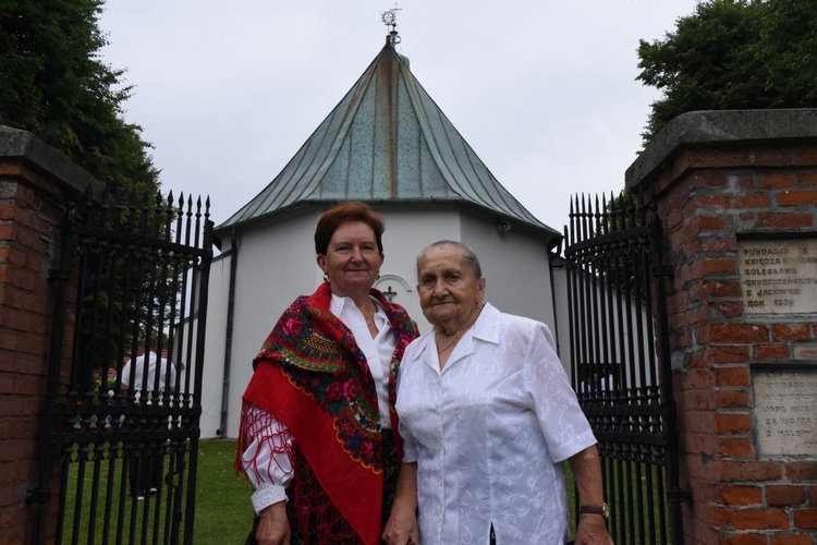 Pani Julia z córką Marią przed kościołem św. Anny.