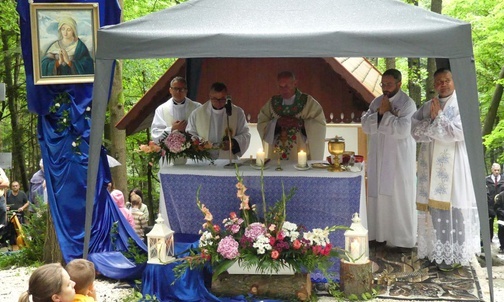 W samo południe 1 sierpnia Msza św. zgromadziła wiernych przy kaplicy Matki Bożej Śnieżnej na Trzonce.