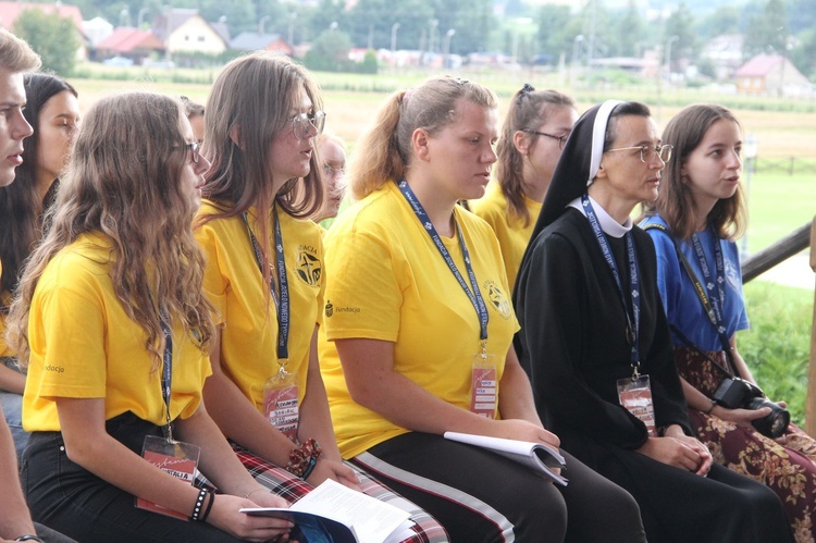 Stary Sącz. Obóz stypendystów Fundacji "Dzieło Nowego Tysiąclecia"