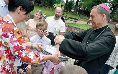 ▲	Biskup podzielił się chlebem z uczestnikami.