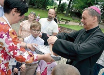 ▲	Biskup podzielił się chlebem z uczestnikami.