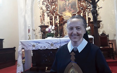 ▲	Siostra w kościele  pw. św. Michała Archanioła w Wirach.