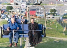 ▲	Część procesji wierni, z bp. Adamem Bałabuchem na czele, pokonali wyciągiem narciarskim.