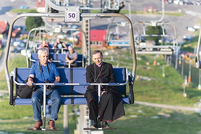 ▲	Część procesji wierni, z bp. Adamem Bałabuchem na czele, pokonali wyciągiem narciarskim.