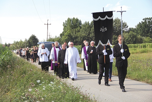 ▲	Kapłan został pochowany w rodzinnym grobowcu na cmentarzu w Woli Rogowskiej.