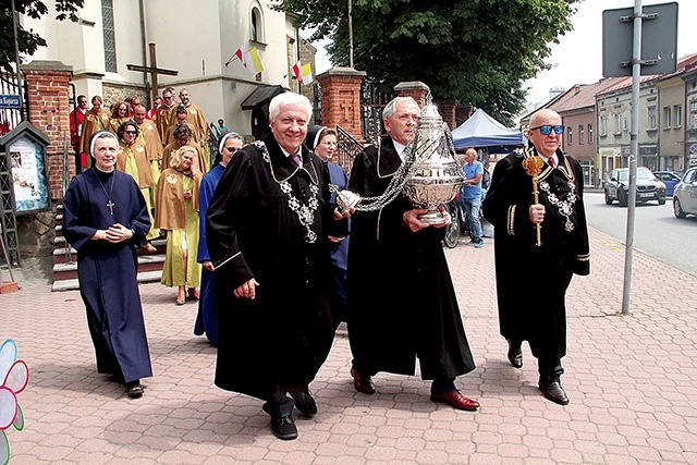 ▲	Brzeskie botafumeiro – dar rzemieślników diecezji tarnowskiej.