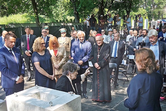 ◄	Znajdą się tu nazwiska ponad 100 tys. ofiar powstańczego zrywu.