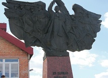 ▲	Pomnik ks. Ignacego Skorupki w Ossowie.