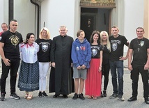 ▲	Maria Glet (w istebniańskim stroju) i ks. Tadeusz Pietrzyk z grupą Żołnierzy Chrystusa. 
