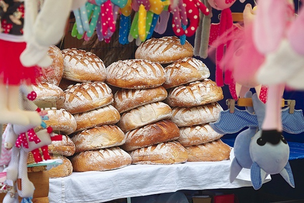 ▲	Głównym „bohaterem” świętowania będzie oczywiście złociste pieczywo w wielu rodzajach.