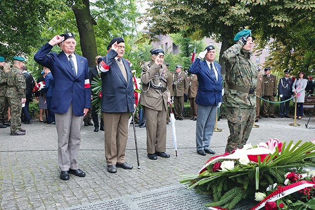 ▲	Gośćmi uroczystości byli kombatanci: żołnierze Armii Krajowej oraz uczestnicy powstania – płk Bogdan Lipnicki ps. Konrad i kpt. Stanisław Wołczaski ps. Kazimierz.