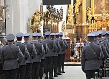 ▲	– Tam gdzie trzeba okazać sprawiedliwość, bądźcie sprawiedliwi, a gdzie miłosierdzie, bądźcie miłosierni  – mówił do policjantów wrocławski biskup pomocniczy.