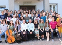 Uczestnicy rekolekcji I stopnia Nowego Życia w Dąbrówce.