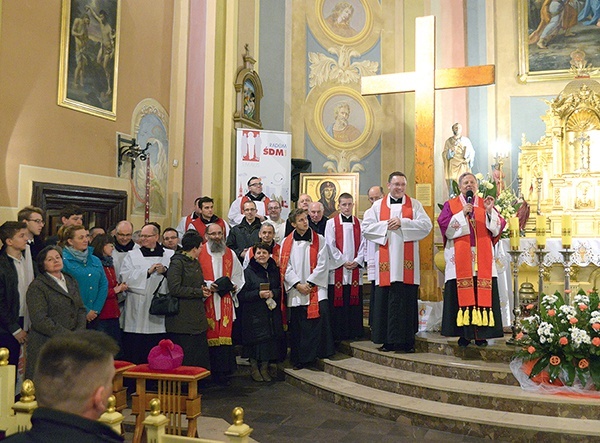 Peregrynacja symboli ŚDM w kwietniu 2015 roku. Na zdjęciu nawiedzenie kościoła w Jedlińsku.