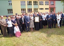 Pamiątkowa fotografia uczestników uroczystości.