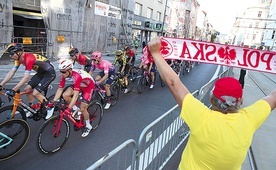 ▲	Trasy Tour de Pologne zwyczajowo przyciągają kibiców  – na zdjęciu sytuacja z ubiegłego roku, z ul. Kościuszki w Katowicach.